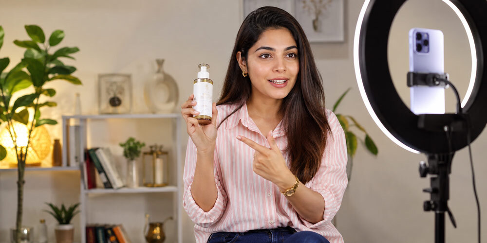 Professional UGC creator recording an authentic product review video for a brand campaign with ring light, smartphone on tripod and clean home studio background, vertical 9:16 framing for Instagram Reels and Meta Ads
