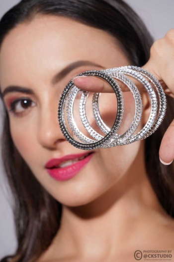 Bangles on woman with blurred face, close-up shot — Ckstudio Jewellery Photography