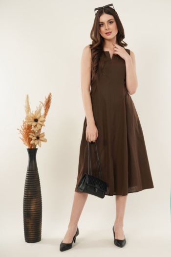 Ckstudio shot of model wearing brown sleeveless dress with black handbag on beige background, E-Commerce Photography