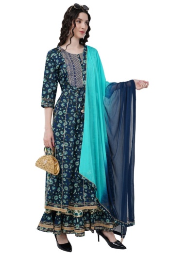 B woman wearing blue floral ethnic dress with turquoise dupatta, holding a gold handbag, shot — Ckstudio, Commercial Product Photography