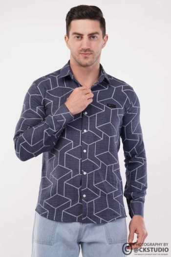 B) man wearing geometric patterned shirt, light background shot — Ckstudio, Fashion Photography