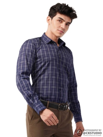 B) man wearing blue checkered shirt and brown pants, studio shot — Ckstudio