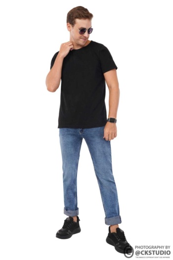 Shot of man wearing casual black t-shirt and blue jeans on white background — Ckstudio Fashion Photography