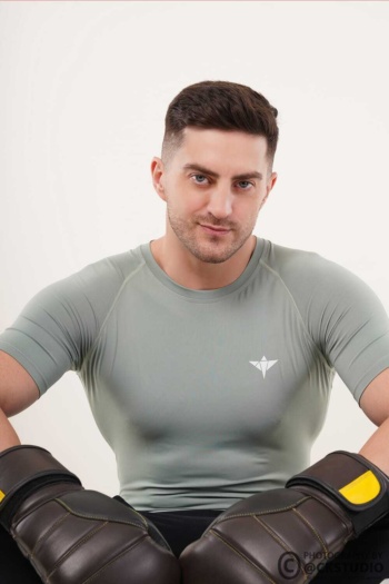 Shot of male model wearing gray athletic shirt and boxing gloves on white background — Ckstudio, Model Photography