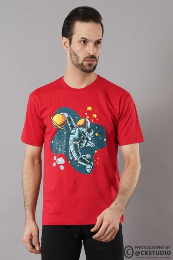 Shot of man wearing red astronaut graphic t-shirt on gray background — Ckstudio Fashion Photography