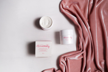 skincare face wash serum suncream moisturizer hair removel body lotion photography